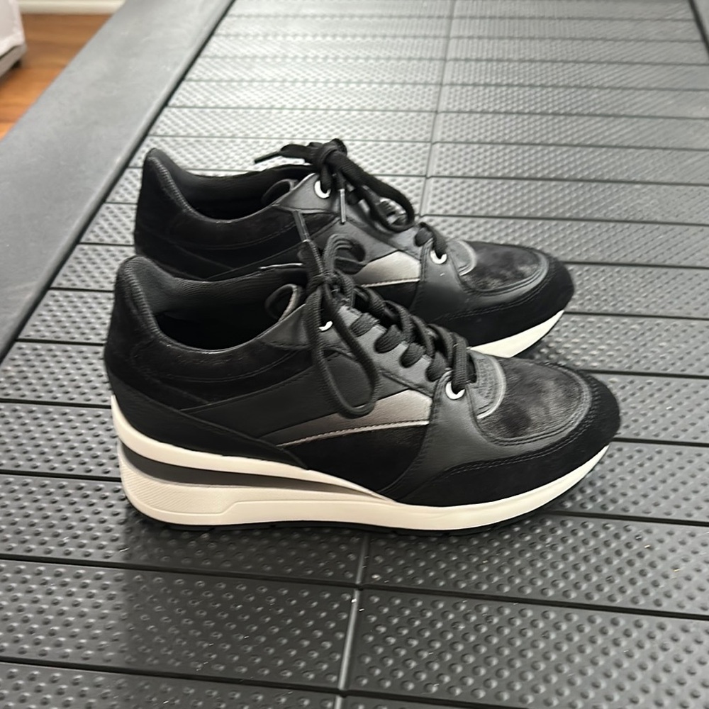 Chic Geox Black sneakers!